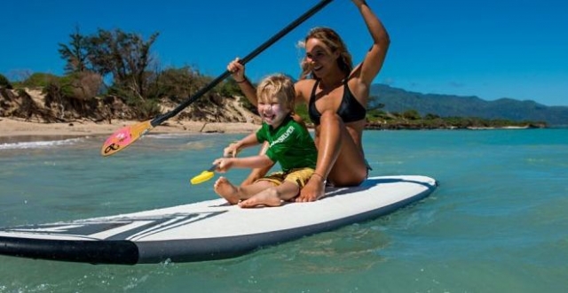 母子在桨冲浪板上航行